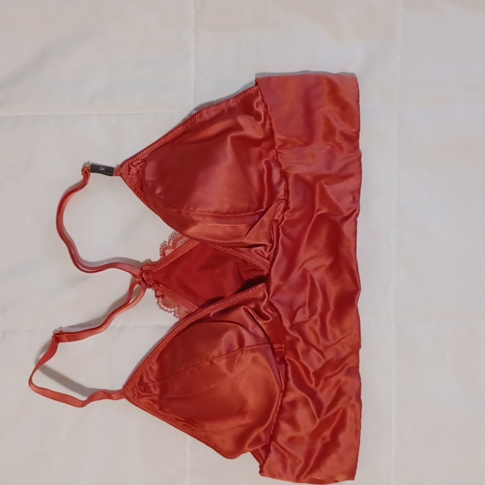 Victoria's Secret Medium Bralette. Lined Cups with removable pads. Item #100823-
